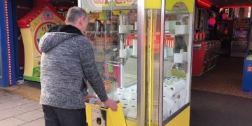 Alldaynews.gr Έστησαν παιχνίδι arcade με δαγκάνα αντικαθιστώντας τα κουκλάκια με χαρτιά υγείας (pics, vid)