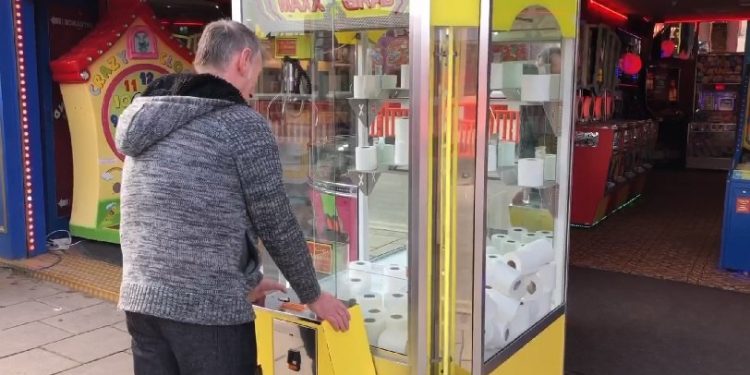 Alldaynews.gr Έστησαν παιχνίδι arcade με δαγκάνα αντικαθιστώντας τα κουκλάκια με χαρτιά υγείας (pics, vid)