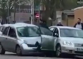 Οδηγός σε έξαλλη κατάσταση βρίζει και χειρονομεί και στο τέλος πέφτει με το ΙΧ του πάνω σε άλλο όχημα (vid)