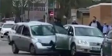 Alldaynews.gr Οδηγός σε έξαλλη κατάσταση βρίζει και χειρονομεί και στο τέλος πέφτει με το ΙΧ του πάνω σε άλλο όχημα (vid)