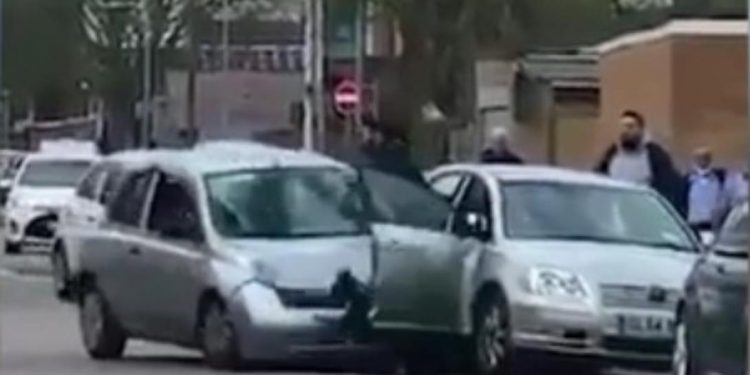 Alldaynews.gr Οδηγός σε έξαλλη κατάσταση βρίζει και χειρονομεί και στο τέλος πέφτει με το ΙΧ του πάνω σε άλλο όχημα (vid)