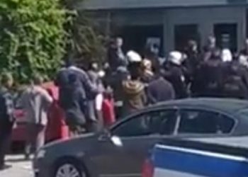 Απαγόρευση κυκλοφορίας: Ήρθαν στα χέρια έξω από τράπεζα (Video)