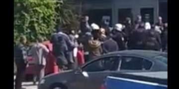 Alldaynews.gr Απαγόρευση κυκλοφορίας: Ήρθαν στα χέρια έξω από τράπεζα (Video)