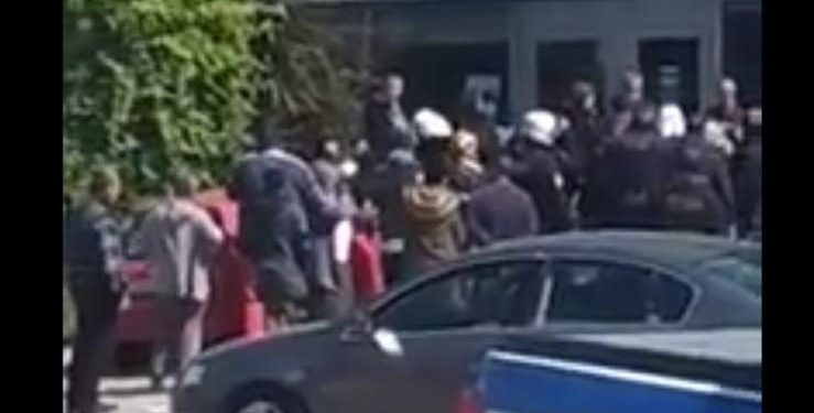 Alldaynews.gr Απαγόρευση κυκλοφορίας: Ήρθαν στα χέρια έξω από τράπεζα (Video)