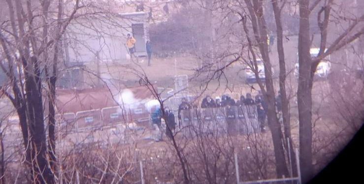 Έβρος: Τουρκική διμοιρία ρίχνει δακρυγόνα στην ελληνική πλευρά – «Πεδίο βολής» για αστυνομικούς (Videos)