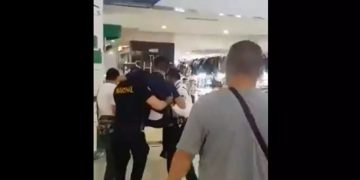 Πυροβολισμοί σε εμπορικό κέντρο: Ένοπλος κρατά 30 ομήρους – Τρόμος και πανικός! Video ντοκουμέντο από τους πυροβολισμούς