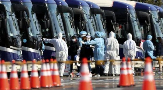 Άνδρας σκότωσε δύο αξιωματούχους σε μπλόκο για τον κορωνοϊό