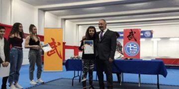 Alldaynews.gr Βράβευσαν την 12χρονη που έδειρε τον Αλγερινό επίδοξο βιαστή της