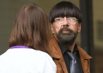 64χρονος «το έπαιζε» μαθητής και επιτέθηκε σεξουαλικά σε 14χρονη – Φορούσε περούκα και σχολική στολή