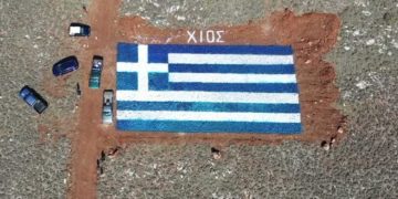 Χίος: Eλληνική σημαία στο σημείο που θα γίνει η κλειστή δομή για πρόσφυγες και μετανάστες[video]