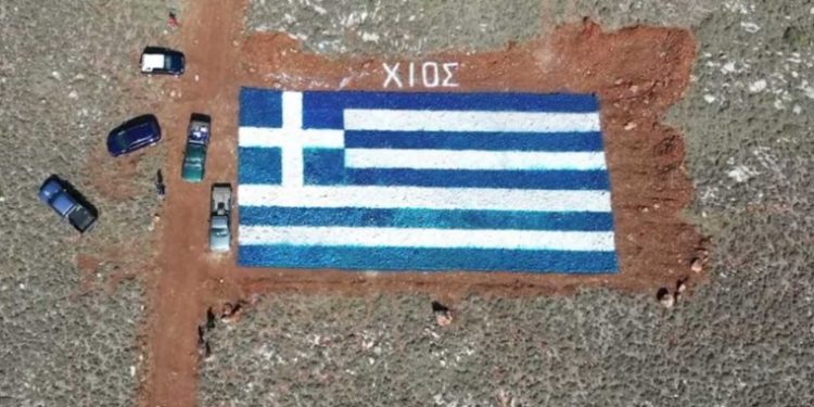 Χίος: Eλληνική σημαία στο σημείο που θα γίνει η κλειστή δομή για πρόσφυγες και μετανάστες[video]