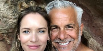 Χάρης Χριστόπουλος: Απαθανατίζει τη σύζυγό του την ώρα που κοιμάται