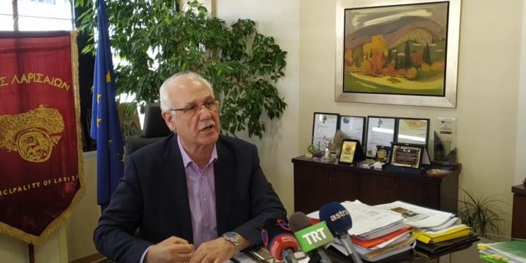 Κορωνοϊός: Έξαλλος ο δήμαρχος Λάρισας – «Μη συνωστίζεστε στα καφέ» (Video)