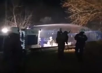 Βίντεο: «Μάχη» των ΜΑΤ με άτομα που επιχείρησαν να ρίξουν τον φράχτη στον Έβρο