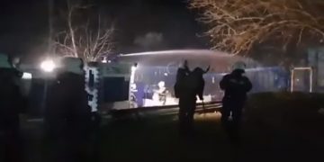 Βίντεο: «Μάχη» των ΜΑΤ με άτομα που επιχείρησαν να ρίξουν τον φράχτη στον Έβρο