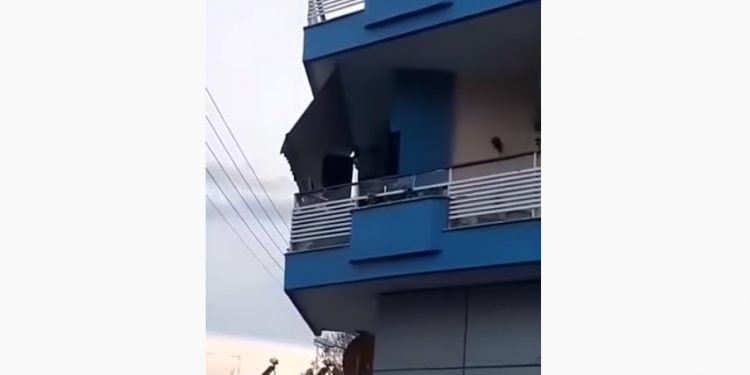 Alldaynews.gr Κοζάνη: Βγήκε στο μπαλκόνι, έβαλε μουσική και του έστειλαν την αστυνομία! “Ψυχρολουσία” στη γειτονιά (Βίντεο)