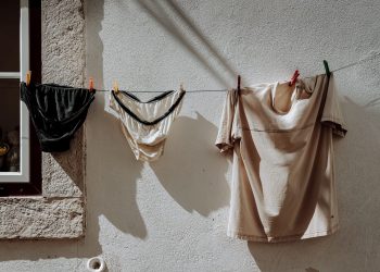 Έβγαλε ανακοίνωση για το εσώρουχο που βρήκε και οι γείτονες του ζητάνε φωτογραφία (pic)