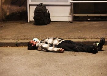 Στην Ιταλία άνθρωποι πέφτουν στο δρόμο – Συγκλονίζει η εικόνα ενός άνδρα