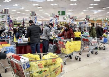 Κορωνοϊός: Τρόφιμα για 3 εβδομάδες έχουν στοκάρει τα ελληνικά νοικοκυριά