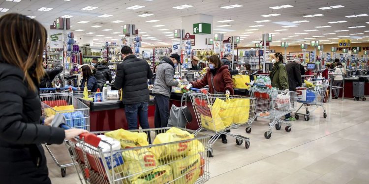 Alldaynews.gr Κορωνοϊός: Τρόφιμα για 3 εβδομάδες έχουν στοκάρει τα ελληνικά νοικοκυριά