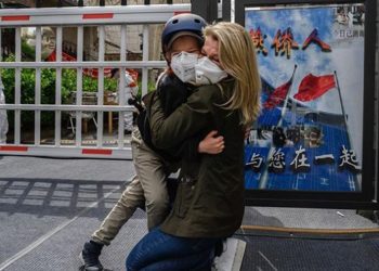 «Μαμά, μαμά κάνε γρήγορα». Η συνάντηση δημοσιογράφου με τον γιο της μετά από 49 μέρες στην καραντίνα ραγίζει καρδιές