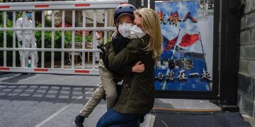 «Μαμά, μαμά κάνε γρήγορα». Η συνάντηση δημοσιογράφου με τον γιο της μετά από 49 μέρες στην καραντίνα ραγίζει καρδιές