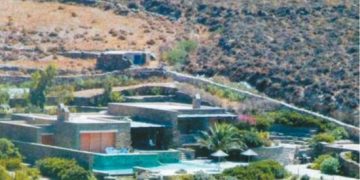 Alldaynews.gr Απίστευτο!! Ποια γυναίκα αγόρασε τη βίλα του Φυντανίδη στην Τήνο για 1,86 εκατ. ευρώ;