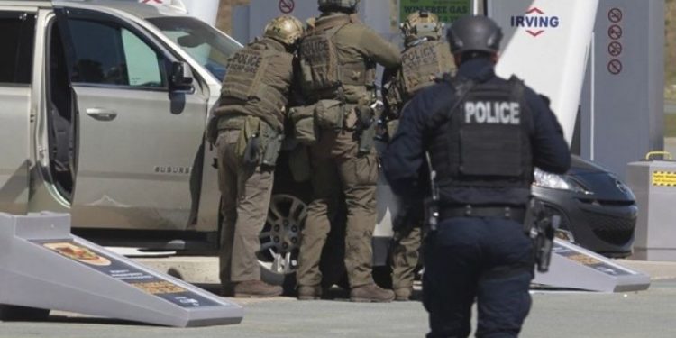 Alldaynews.gr Μακελειό με 16 νεκρούς: Οδοντοτεχνίτης “περιπολούσε” εν μέσω καραντίνας σαν αστυνομικός (video)