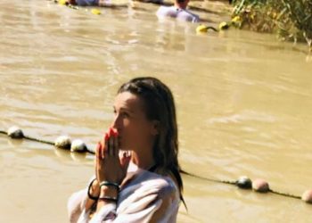 Το συγκινητικό μήνυμά της Π. Δεβετζή και οι φωτογραφίες από τη βάπτισή της στον Ιορδάνη ποταμό