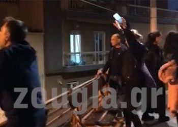Εντάσεις στο Κουκάκι με κατοίκους για τον ιερέα (video)