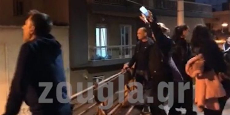 Alldaynews.gr Εντάσεις στο Κουκάκι με κατοίκους για τον ιερέα (video)