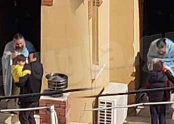 Αυτός είναι ο ιερέας που κοινωνούσε πιστούς από την πίσω πόρτα στο Κουκάκι- Αποκαλυπτική φωτό