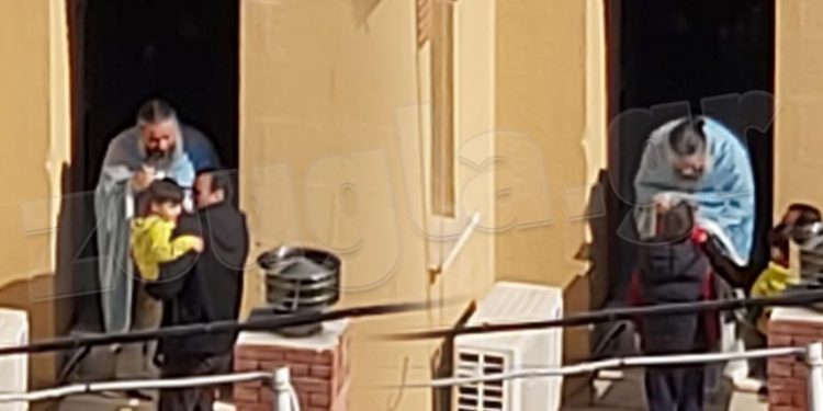 Αυτός είναι ο ιερέας που κοινωνούσε πιστούς από την πίσω πόρτα στο Κουκάκι- Αποκαλυπτική φωτό