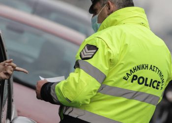 Καταγγελία: Πρόστιμο άσκοπης μετακίνησης σε μέλη συλλόγου που επισκέφθηκαν τμήμα για ιατρική βοήθεια σε κρατούμενους μετανάστες