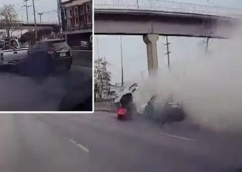 Τρομερό τροχαίο: Φορτηγάκι χτυπά σε διάζωμα και οι επιβάτες στη καρότσα εκτοξεύονται