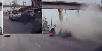 Τρομερό τροχαίο: Φορτηγάκι χτυπά σε διάζωμα και οι επιβάτες στη καρότσα εκτοξεύονται