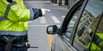 Alldaynews.gr Κυρ Αστυφύλακα καλύτερα πρόστιμο απο σένα, παρά απο το κορίτσι μου!