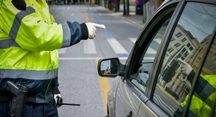 Alldaynews.gr Κυρ Αστυφύλακα καλύτερα πρόστιμο απο σένα, παρά απο το κορίτσι μου!