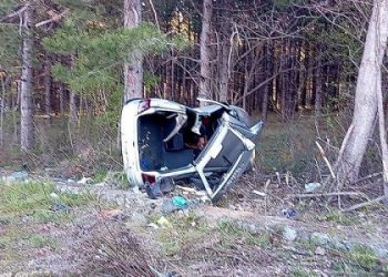 ΠΡΙΝ ΑΠΟ ΛΙΓΟ: ΙΧ παρέσυρε κολόνα της ΔΕΗ (pics, video)