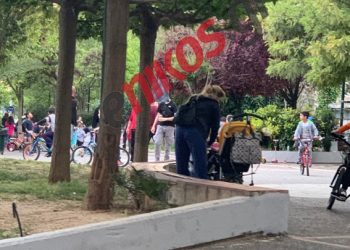 Κολωνός: Το “Μένουμε Σπίτι” έγινε… “Πάμε Πλατεία” – ΦΩΤΟ αναγνώστη