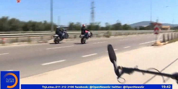 Alldaynews.gr Οκτώ μηχανόβιοι «έσπασαν» με σούζες το μπλόκο της αστυνομίας στο Μαρκόπουλο (vid)