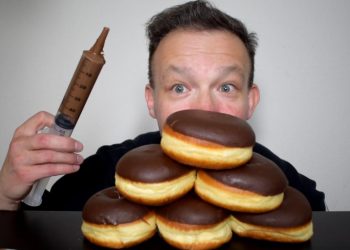 Ο Έλληνας Youtuber που κάνει θραύση στο εξωτερικό με την νέα μανία ASMR