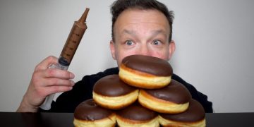 Alldaynews.gr Ο Έλληνας Youtuber που κάνει θραύση στο εξωτερικό με την νέα μανία ASMR