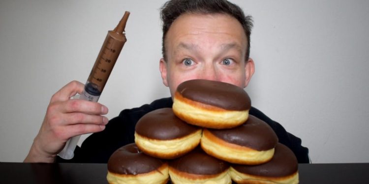 Alldaynews.gr Ο Έλληνας Youtuber που κάνει θραύση στο εξωτερικό με την νέα μανία ASMR