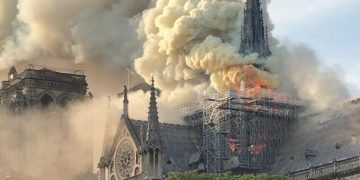 Alldaynews.gr Η Παναγία των Παρισίων άνοιξε ένα χρόνο μετά την πυρκαγιά και ήχησαν ξανά οι καμπάνες (video)