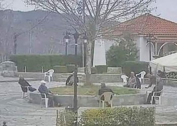 VIRAL: Συγκινούν οι παππούδες στην Καλαμπάκα: Στα 3 μέτρα απόσταση (pics)