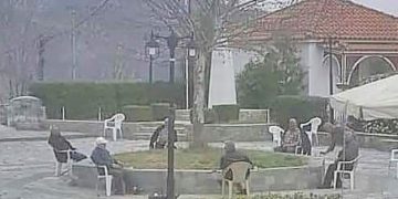 Alldaynews.gr VIRAL: Συγκινούν οι παππούδες στην Καλαμπάκα: Στα 3 μέτρα απόσταση (pics)
