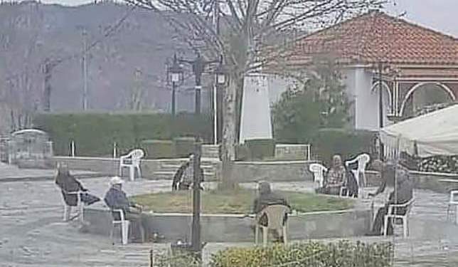 Alldaynews.gr VIRAL: Συγκινούν οι παππούδες στην Καλαμπάκα: Στα 3 μέτρα απόσταση (pics)