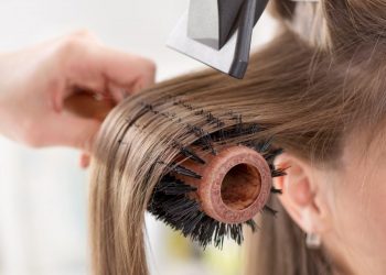 Υγειονομική βόμβα: Μαυραγορίτες κομμωτές γυρίζουν από σπίτι σε σπίτι στα Τρίκαλα