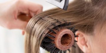 Υγειονομική βόμβα: Μαυραγορίτες κομμωτές γυρίζουν από σπίτι σε σπίτι στα Τρίκαλα